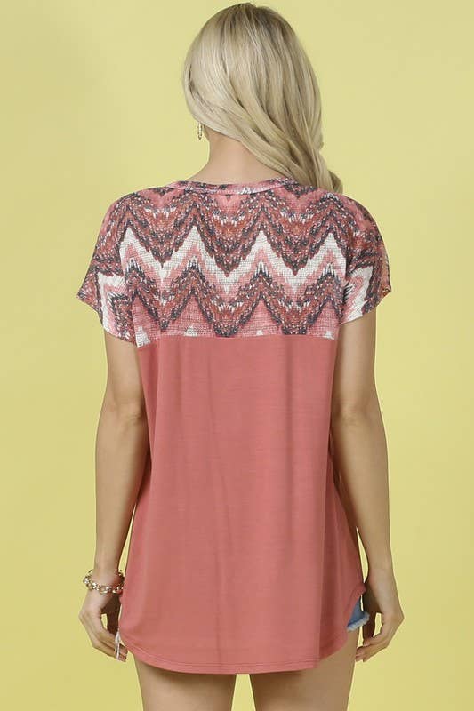 SHIRLY CHEVRON KNIT COLOR BLOCK TOP: CORAL